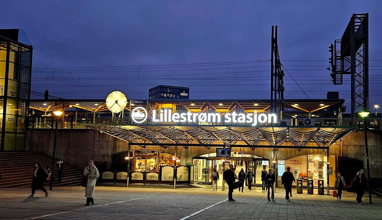 Lillestrøm stasjon på kveldstid