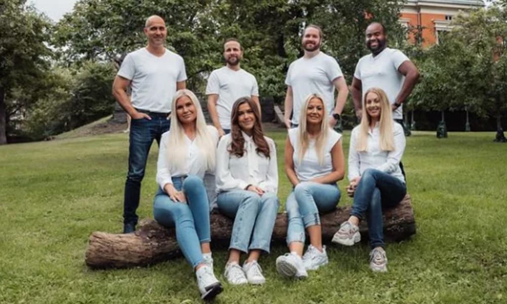 Living Clean-teamet samlet utendørs – medarbeidere i hvite skjorter
